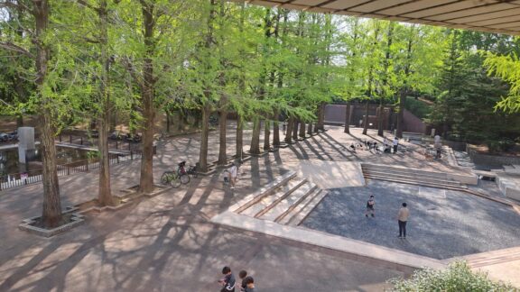 中央公園  じゃぶじゃぶ池に水が入ります